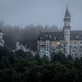 Castle / Schloss Neuschwanstein in the morning fog sur Maurice Meerten