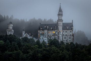 Castle / Schloss Neuschwanstein in the morning fog van Maurice Meerten