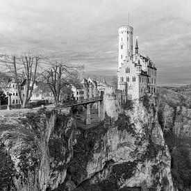 Schloss Lichtenstein in Baden-Württemberg in Süddeutschland in Schwarz und Weiß von Marga Vroom