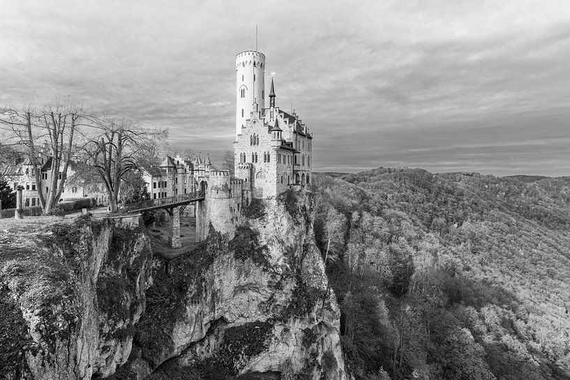 Schloss Lichtenstein in Baden-Württemberg in Süddeutschland in Schwarz und Weiß von Marga Vroom