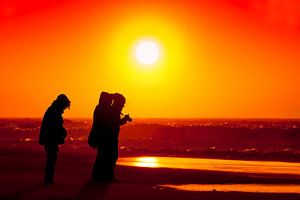 Stormachtige zonsondergang op  Scheveningen strand van Rob Kints