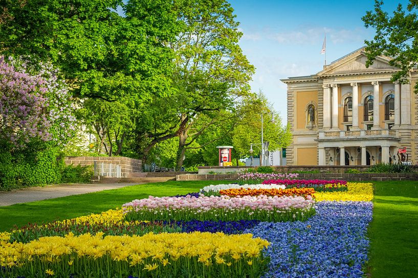 Oper in Halle im Frühling von Martin Wasilewski
