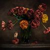 Stilleven bloemen met vogel. van natascha verbij