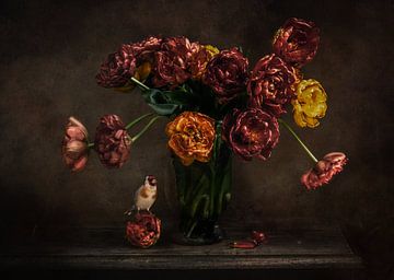 Stilleven bloemen met vogel.