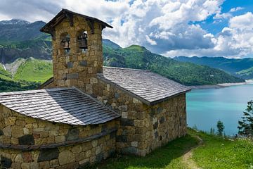Kerkje bij een blauw bergmeer in Frankrijk van Linda Schouw