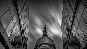 Schwarz-Weiß: Wolken ziehen an der Kuppel der St. Paul's Cathedral vorbei von Rene Siebring