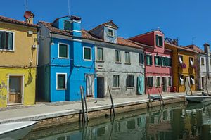 Wunderschöner, farbenfroher Kanal in Burano, Venedig, Italien
