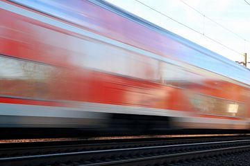 Snelle trein gefotografeerd met lange belichting van Rüdiger Rebmann