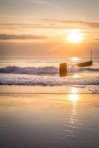 Oude kribben op het strand bij zonsondergang, Sylt