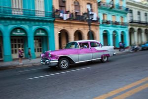 Oldtimer in Kuba in der Innenstadt von Havanna. One2expose Wout kok Fotografie.  von Wout Kok