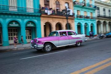 Oldtimer classic car in Cuba in het centrum van Havana. One2expose Wout kok Photography.  von Wout Kok