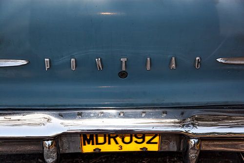Pontiac Chieftain cubaine avec le numéro d'immatriculation MDR 092 (couleur)
