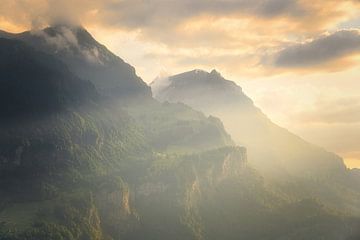 Bezaubernde Goldene Stunde in den Schweizer Alpen von elma maaskant