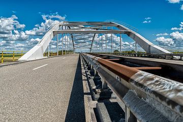De brug in de N257 over het Schelde-Rijnkanaal.