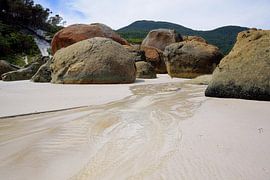 Water stroomt door de rotsen van Frank's Awesome Travels