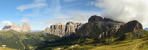 Panorama eines Bergmassivs in den Dolomiten