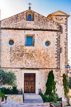 Zicht op de oude kerk in Banyalbufar op Mallorca van Alex Winter