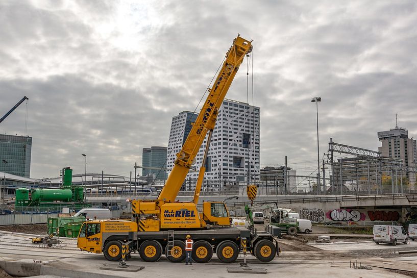 Une Demag-Terex AC100 de M.J. van Riel location de grues est presque prête à partir. par Jaap van den Berg