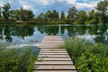 Uitzicht op een meer met een steiger bij Allstedt