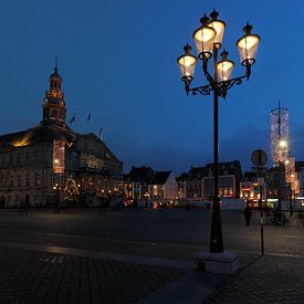 Markt te Maastricht bij schemering von Ton Reijnaerdts