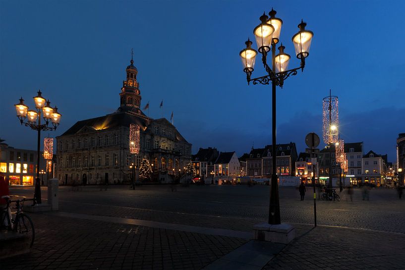 Markt te Maastricht bij schemering van Ton Reijnaerdts