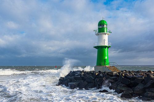 De pier aan de Baltische kust in Warnemünde op een stormachtige dag.