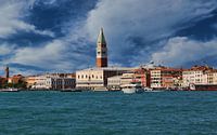Turm von San Marco und Dogenpalast in Venedig von Jan Kranendonk Miniaturansicht
