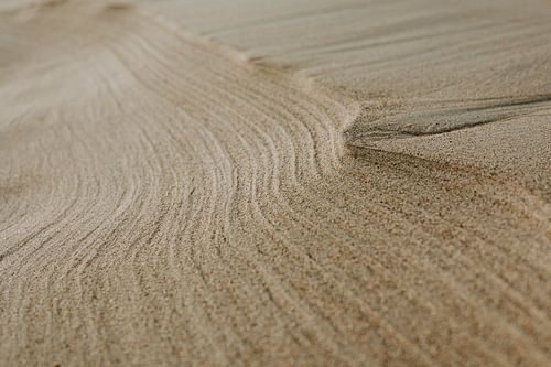 Fast abstrakte Linien im Sand, die der Wind erzeugt hat