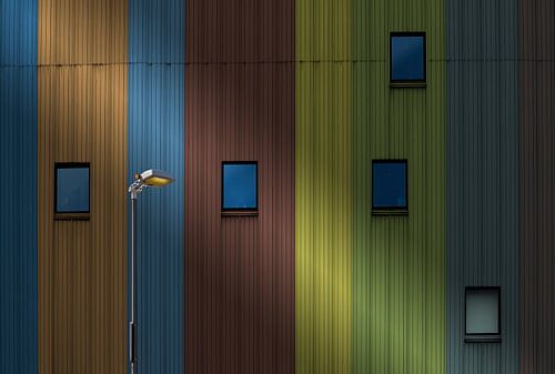 Architectuurfoto van gekleurde gevel met straatverlichting