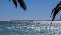 Nice aan de Côte d'Azur met uitzicht op zee en een replica van een piratenschip