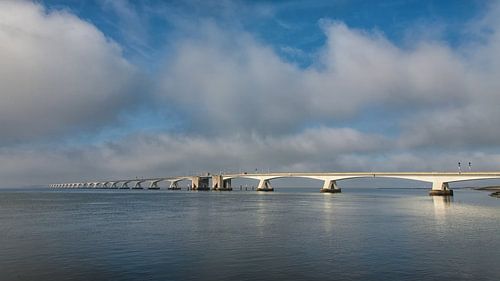 Zeelandbrug op een bewolkte dag 