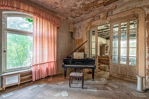 Verlaten piano in een voormalige en zeer bekende villa in Duitsland