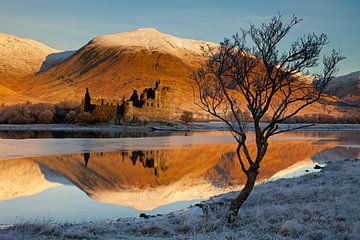 Zonsopgang, Kilchurn Castle weerspiegeld in Loch Awe, Argyll en Buteut van Arch White