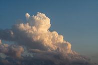 Zachtroze wolken en blauwe lucht 2 van Adriana Mueller thumbnail