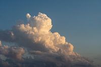 Zachtroze wolken en blauwe lucht 2