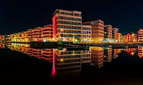 The harbor promenade of the Phoenixsee at night