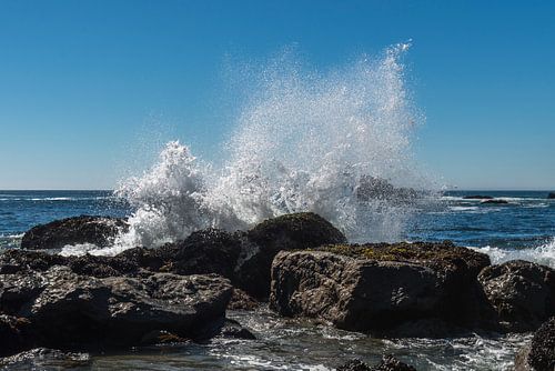 Opspattende golf tegen rotsen