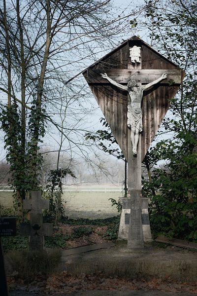 Landschap met crucifix. van Raoul Suermondt