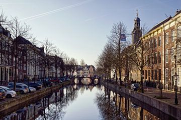 Uitzicht over Het Rapenburg in Leiden. van Robert Jan Smit