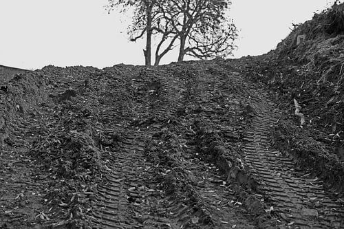 Graafmachinespoor op de bouwplaats in Halle Saale in Duitsland