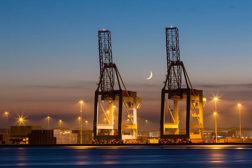 Alaska haven in Amsterdam - Hijskranen bij zonsondergang van Marcel van den Bos