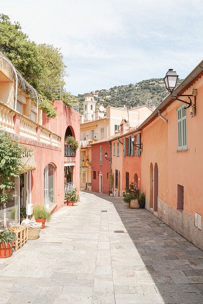 Rue à Villefranche Sur Mer - Photographie du sud de la France par Henrike Schenk