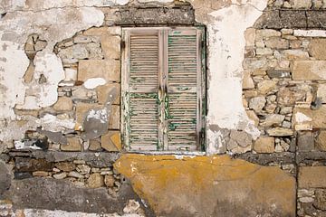 Oud venster in muur Une vieille fenêtre old window van Yke de Vos