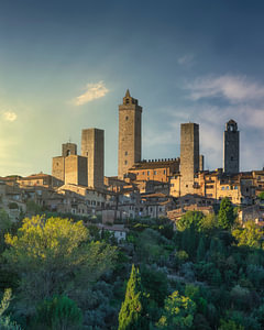 Die Türme von San Gimignano leuchten im Abendrot der Toskana