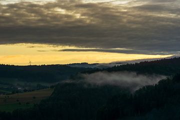 Warmer Sonnenuntergang über dem nebelverhangenen Schwarzwald im Herbst von adventure-photos
