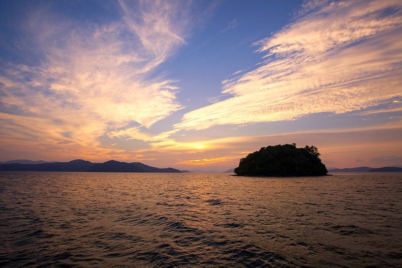 Prachtige zonsondergang op de Andaman zee, Phangnga-Provincie, Thailand van Tjeerd Kruse