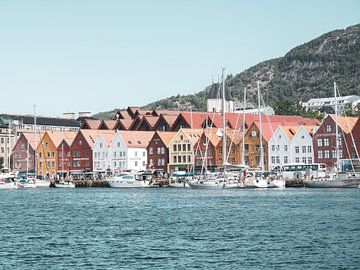 Bryggen in Bergen in Noorwegen, vintage kleuren wereld erfgoed - architectuur en reisfotografie van Christa Stroo fotografie