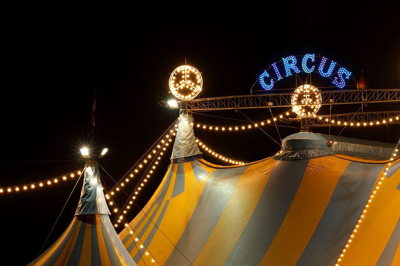 Zirkus bei Nacht von Ronald Pol