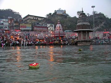 Avond puja aan de rivier de Ganges in India bij zonsondergang by Eye on You