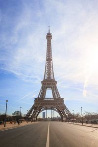 Eiffeltoren met tegenlicht vanaf de weg van Dennis van de Water
